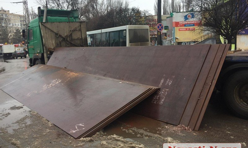 В Николаеве на площади Победы из прицепа грузовика на проезжую часть вывалились листы металла