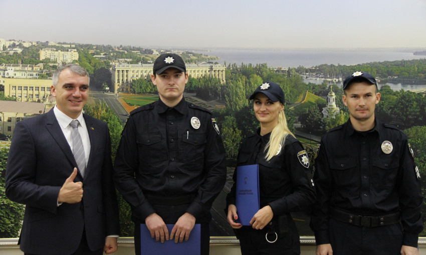 Мэр Николаева Александр Сенкевич наградил правоохранителей, задержавших похитителей коммунального имущества