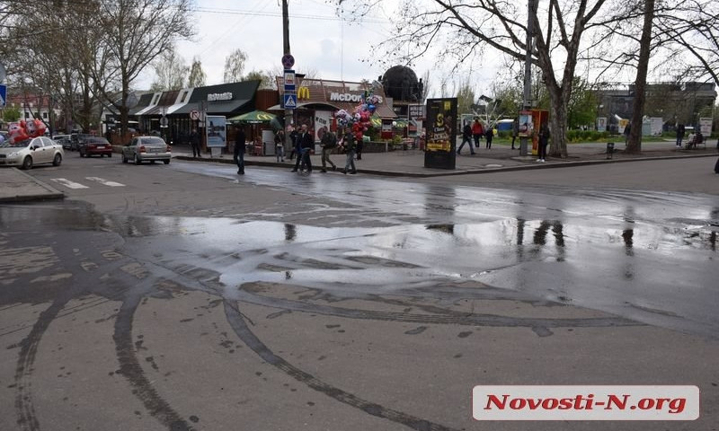 Центр Николаева заливает водой — по главной улице текут ручьи