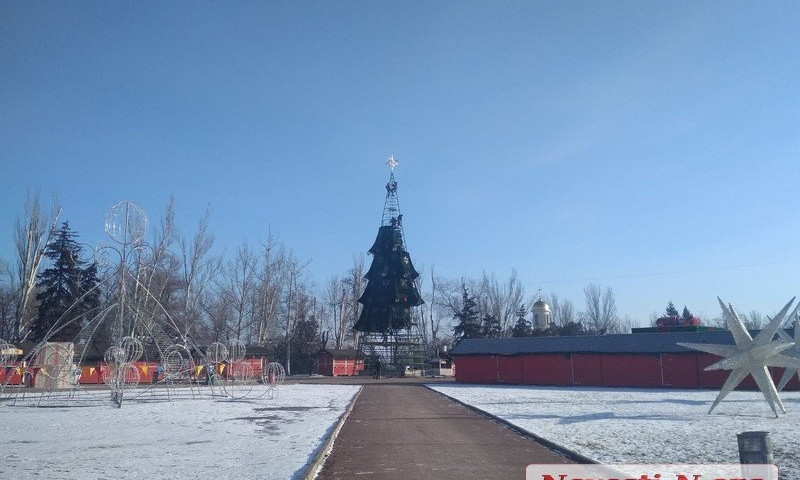 На Соборной площади демонтируют главную новогоднюю елку города