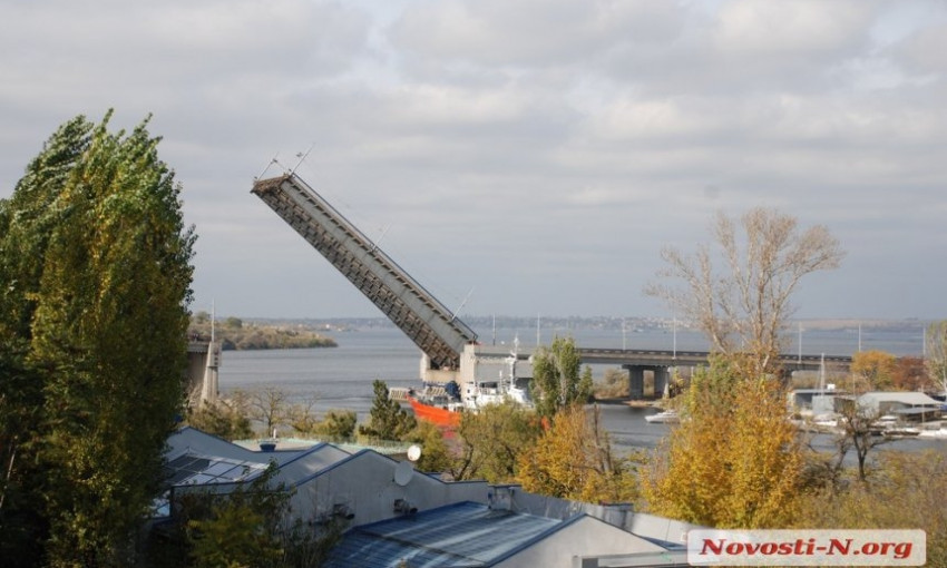 В Николаеве разводили мосты — из акватории завода вышло гидрографическое судно