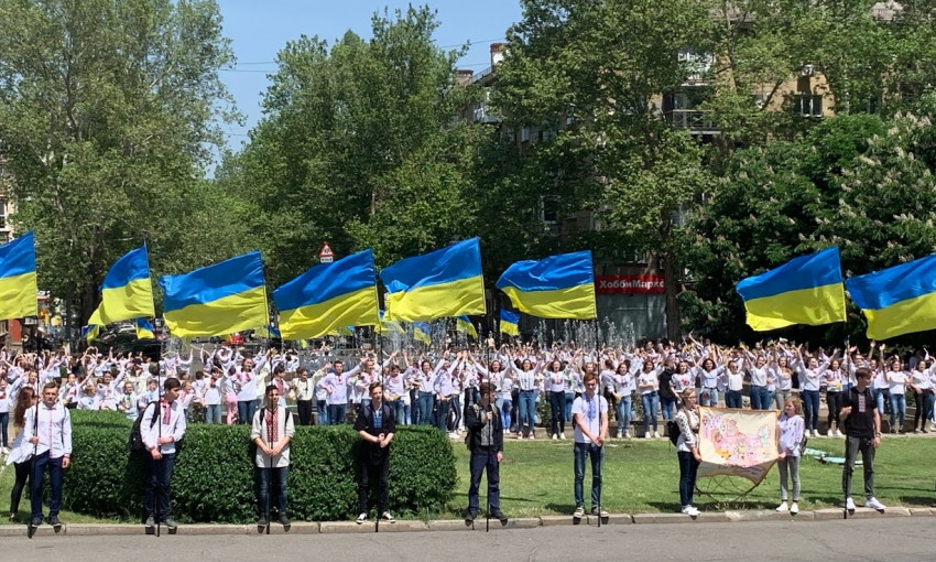 В Николаеве более тысячи школьников приняли участие в флешмобе ко Дню вышиванки