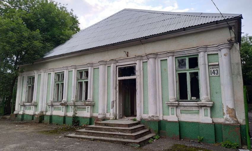 Историческое здание в центре Николаева разрушается и превращается в свалку