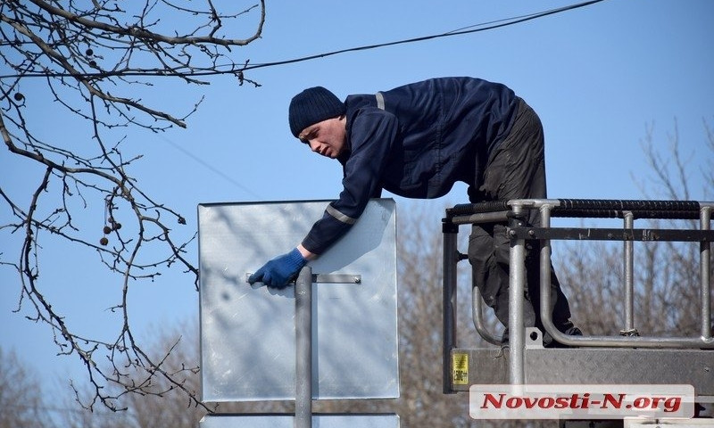 В Николаеве на ул. Шевченко устанавливают запрещающие знаки, на которые водители не обращают внимание
