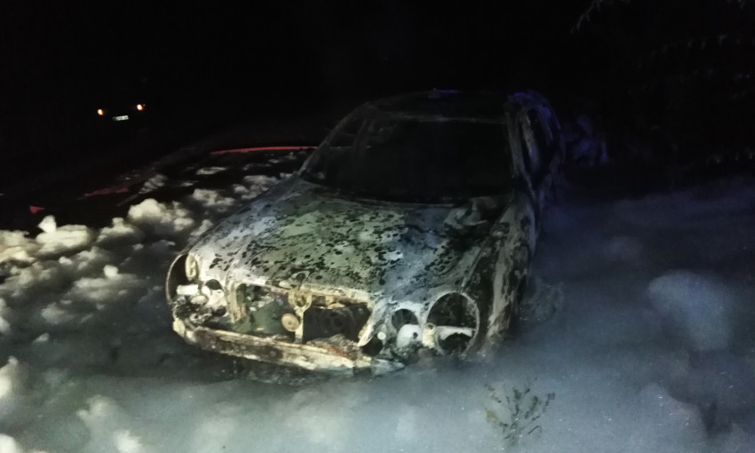 На автотрассе «Кропивницкий-Платоново» по неизвестным причинам загорелся автомобиль