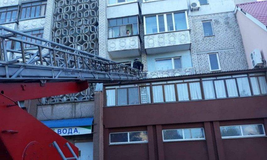 В Николаеве спасатели сняли девочку с крыши магазина