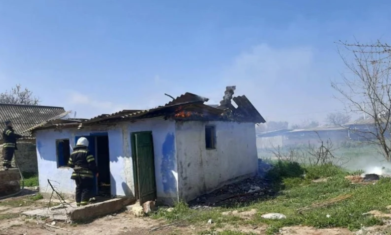 Сарай сгорел, но дом спасли, - результат баловства детей с огнем