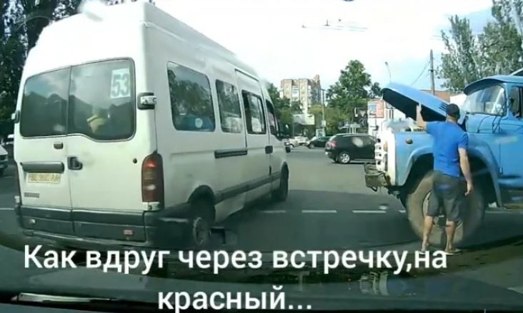 Маршрутка в Николаеве выехала на запрещенный знак светофора на перекрестке 