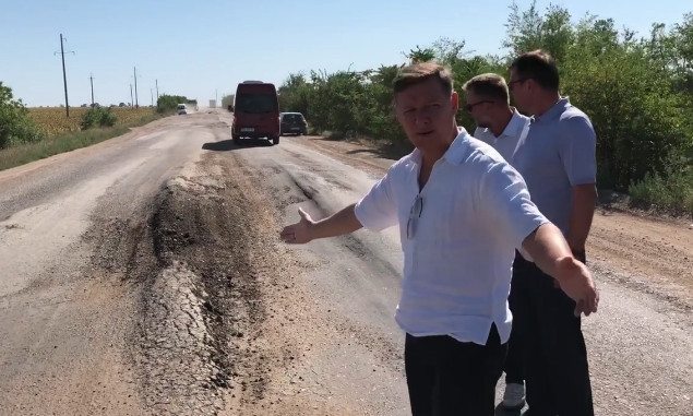 Ляшко поблагодарил губернатора Савченко: в село, где вчера был «радикал», направили технику для ремонта дороги