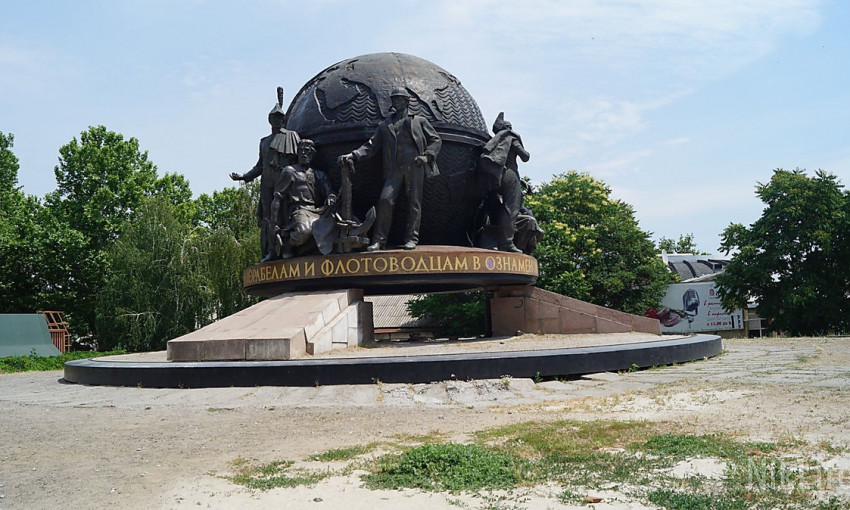 В центре Николаева вандалы распиливают на металл памятник корабелам