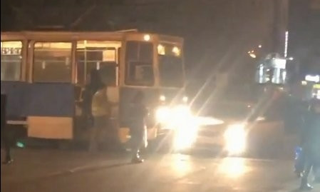 В центре Николаева столкнулись трамвай и легковушка