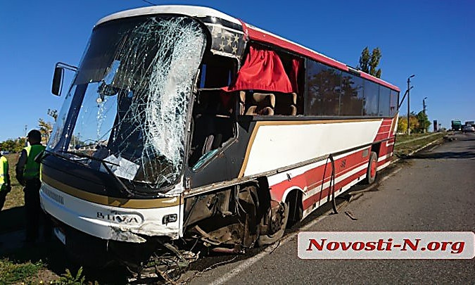 На Николаевщине цементовоз протаранил лоб в лоб выехавший на «встречку» автобус