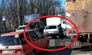 В Николаеве пешеходы прошли через салон автомобиля, остановившегося на переходе (видео)