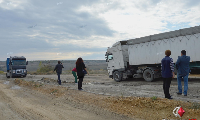На Николаевщине группа людей перекрыла трассу Н-14, требуя ремонта дороги