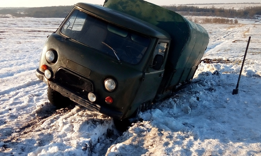 За прошедшие сутки спасатели вытащили из снежных заносов школьный автобус и автомобиль «УАЗ-3303»
