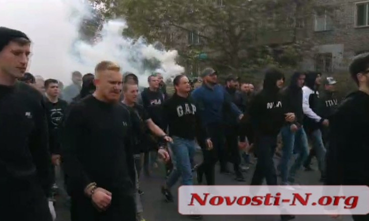 В центре Николаева фанаты одесской команды «Черноморец» устроили факельное шествие