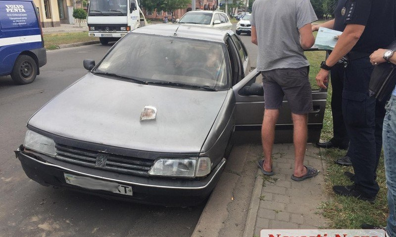 В центре Николаева из-за ямы на дороге столкнулись два автомобиля