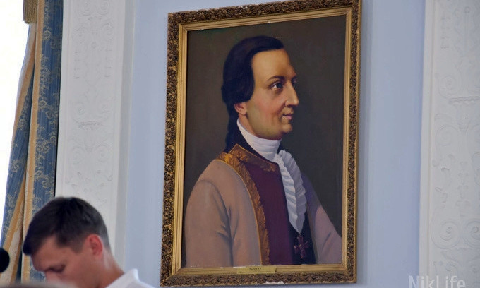 Не дождавшись реставрации, портреты флотоводцев возвращаются в сессионный зал Николаевской мэрии
