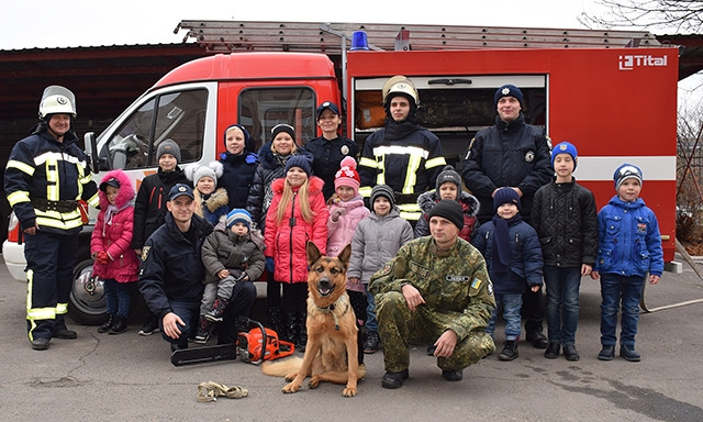 Николаевские спасатели провели акцию «Я иду к папе и маме на работу»