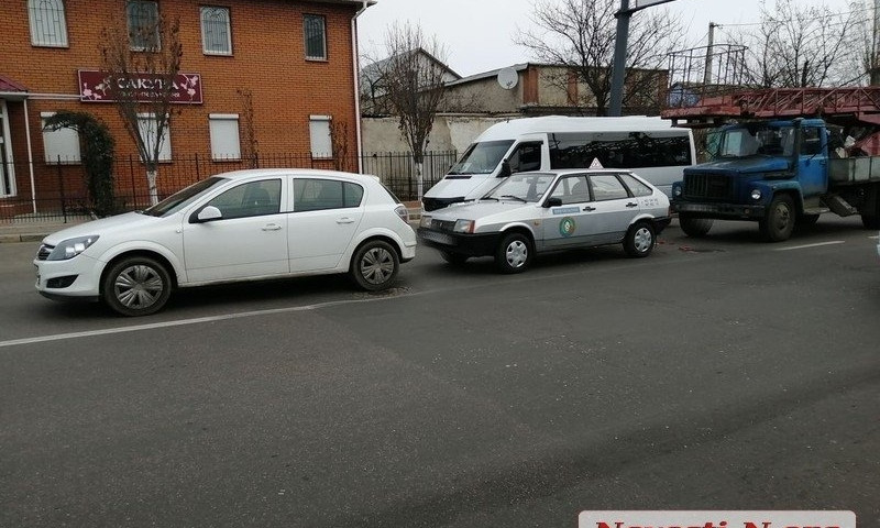 В центре Николаева пьяный водитель автовышки врезался в учебный ВАЗ и «Опель»
