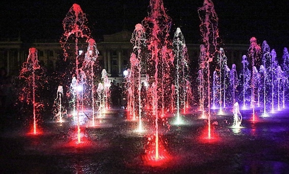 Все работает и светится – вечером фонтаны на Соборной площади Николаева великолепны (ВИДЕО)