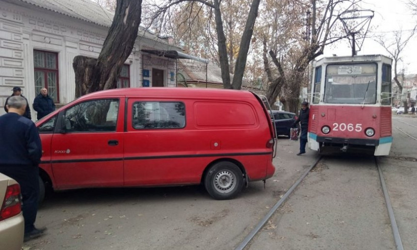 В Николаеве автохам заблокировал движение трамваев, курсирующим по маршруту №3