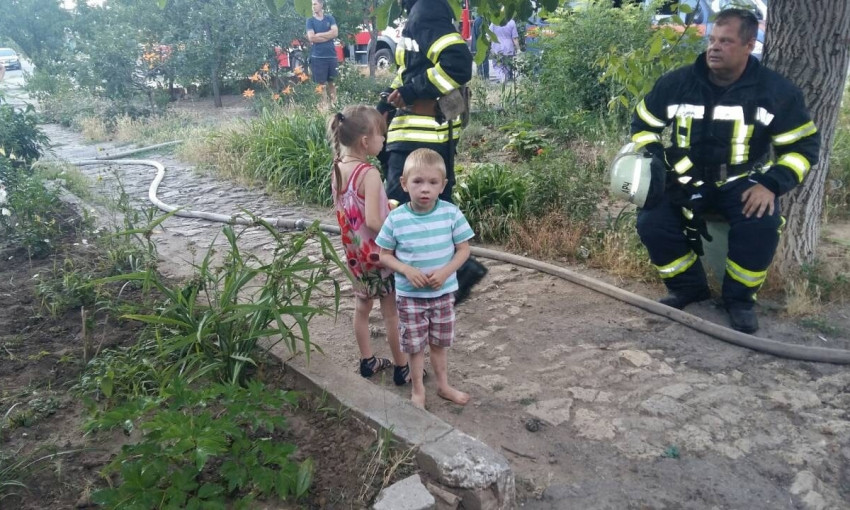 Загорелись деревянные постройки, соседи успели вынести из задымленного жилого дома двух маленьких детей