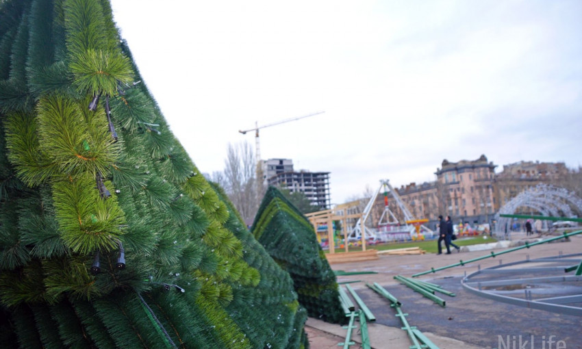 На Соборной площади начали установку главной новогодней елки Николаева