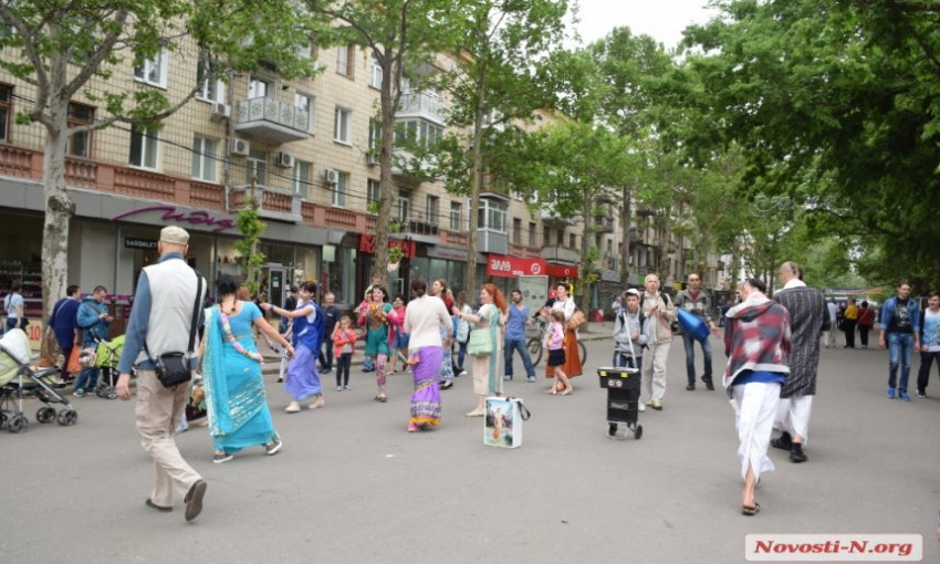 На Соборной николаевские кришнаиты День Победы отметили своими традиционными песнопениями