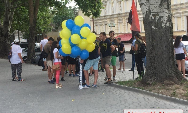 У здания горсовета националисты протестовали против «русского мира» и жгли файеры