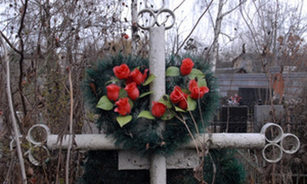 Чтобы попасть на Жуковское кладбище в поминальные дни, отодвинули бетонные ограждения