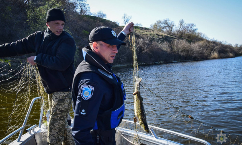 Представители правоохранительных органов обнаружили и изъяли браконьерские сети для вылова рыб