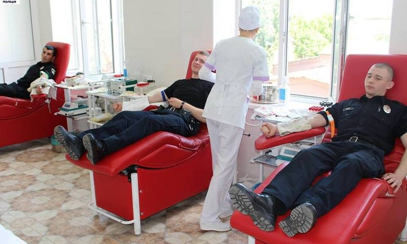 Николаевские патрульные сдали 20 литров крови для лечения пострадавших в ДТП