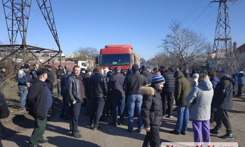 В Николаеве жители перекрыли дорогу по ул. Железнодорожной из-за огромного количества фур