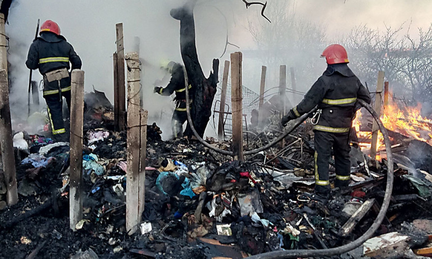 В Николаевском районе огнем полностью уничтожены три хозяйственные постройки