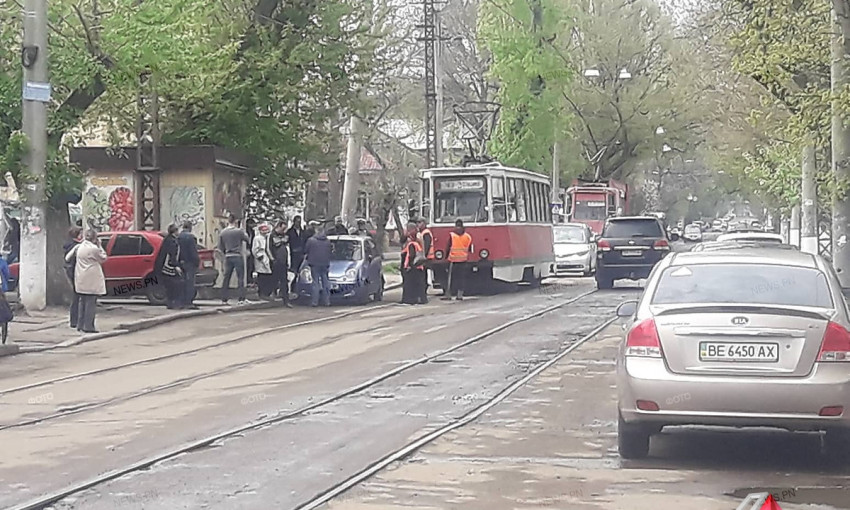 На Потемкинской припаркованный автомобиль заблокировал движение трамваев