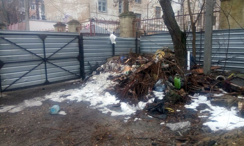 В центре Николаева заброшенный недострой превратился в свалку