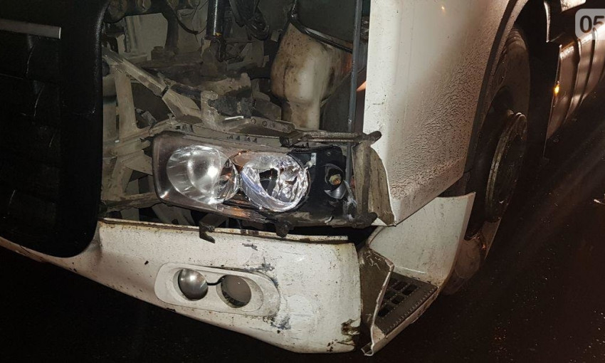 На Героев Украины грузовик прижал к обочине и протаранил автомобиль