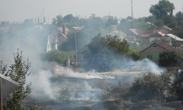 Снова горел пустырь между жилыми домами в Корабельном районе