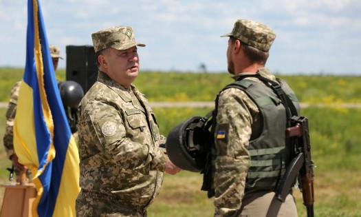 В рамках визита на Николаевщину министр обороны наградил военных на полигоне «Широкий Лан»