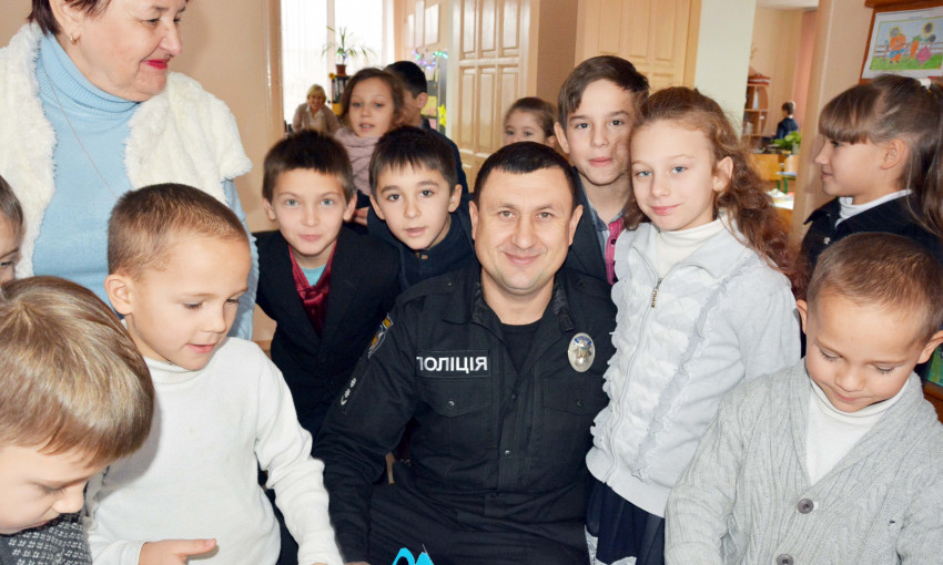 Полицейские охраны Николаевской области поздравили своих подшефных с Днем Святого Николая