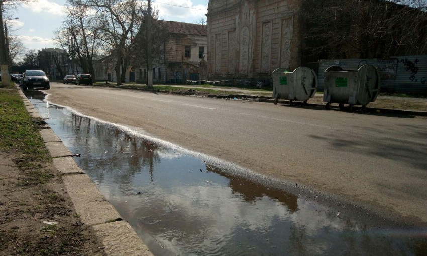 В Николаеве пожаловались на прорвавшую канализацию, которую не починили за три недели: «Теперь мы в г#вне будем плавать всегда?»