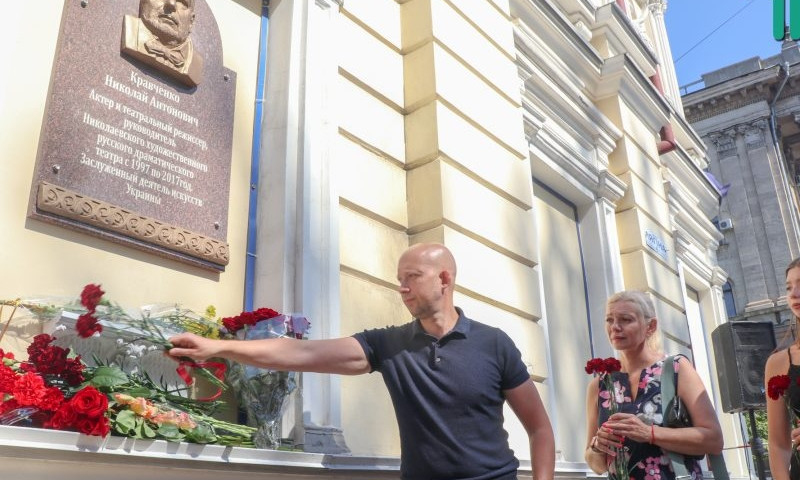 В Николаеве вандалы повредили установленную накануне мемориальную доску