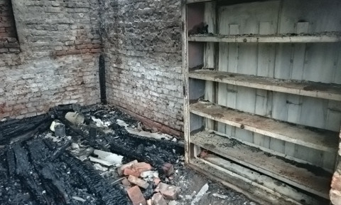Ранним утром загорелось неэксплуатируемое здание