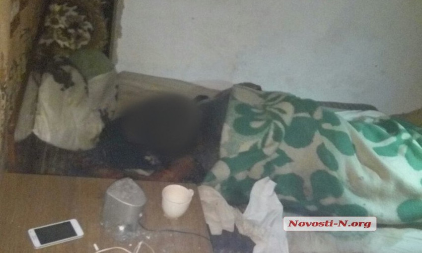 В одной из квартир жилого дома на Николаевской обнаружили полуразложившийся труп женщины