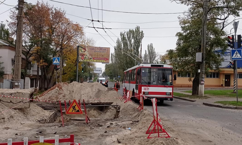 В Николаеве людям приходится толкать троллейбусы из за дорожных работ