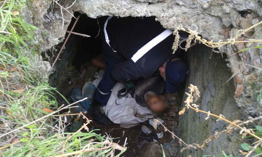 В Новой Одессе спасатели вытащили из заброшенного канализационного люка мужчину