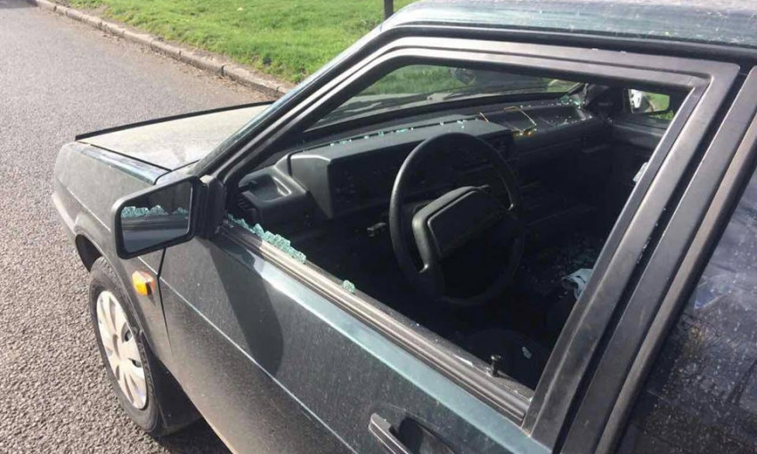 Во время конфликта один из водителей разбил стекло автомобиля другого водителя
