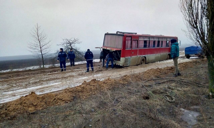 Из болотной ловушки спасатели вытащили два автобуса