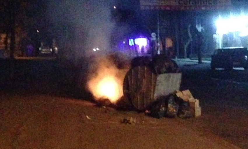 На Московской загорелся мусорный бак, дозвониться к спасателям николаевцам не удалось 